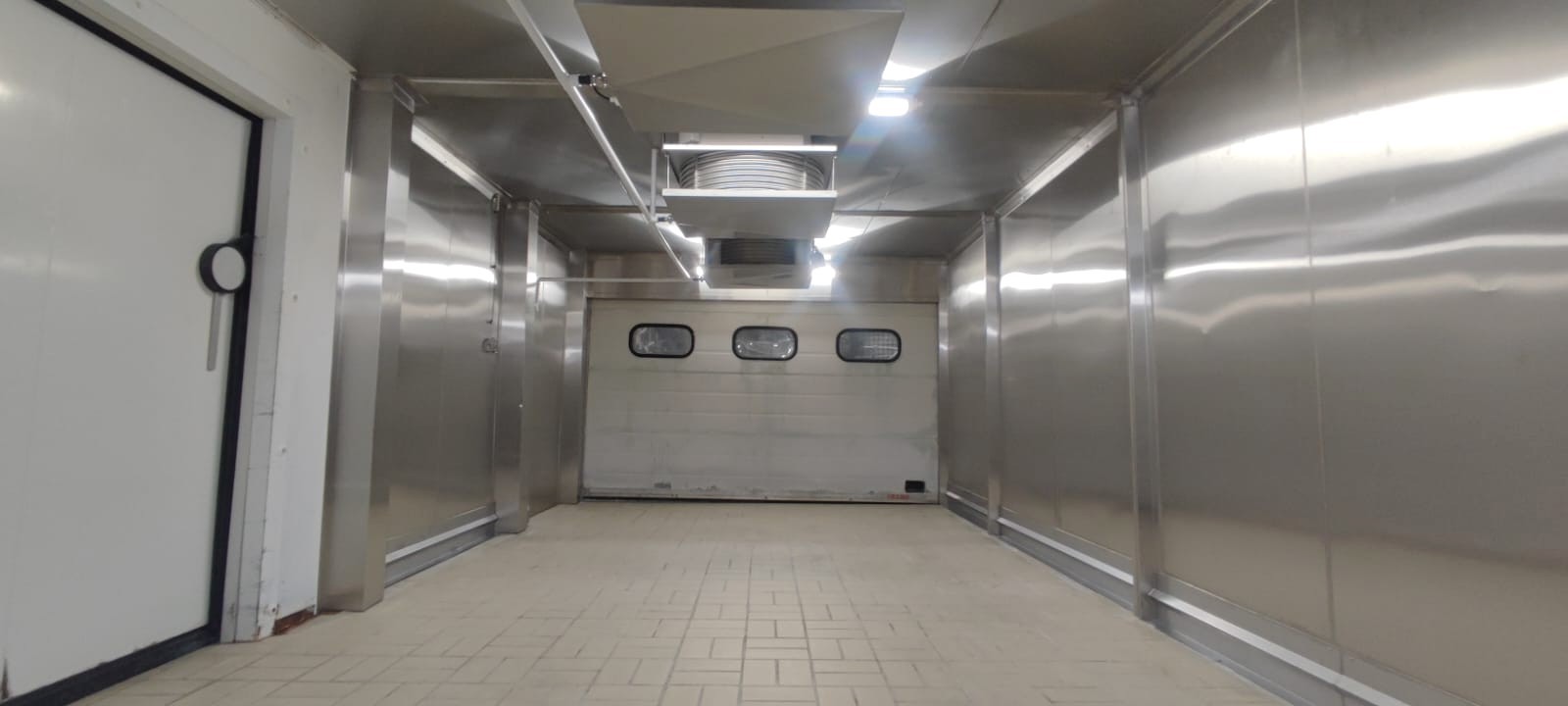 Deux employé du groupe Pi Install dans une chambre froide