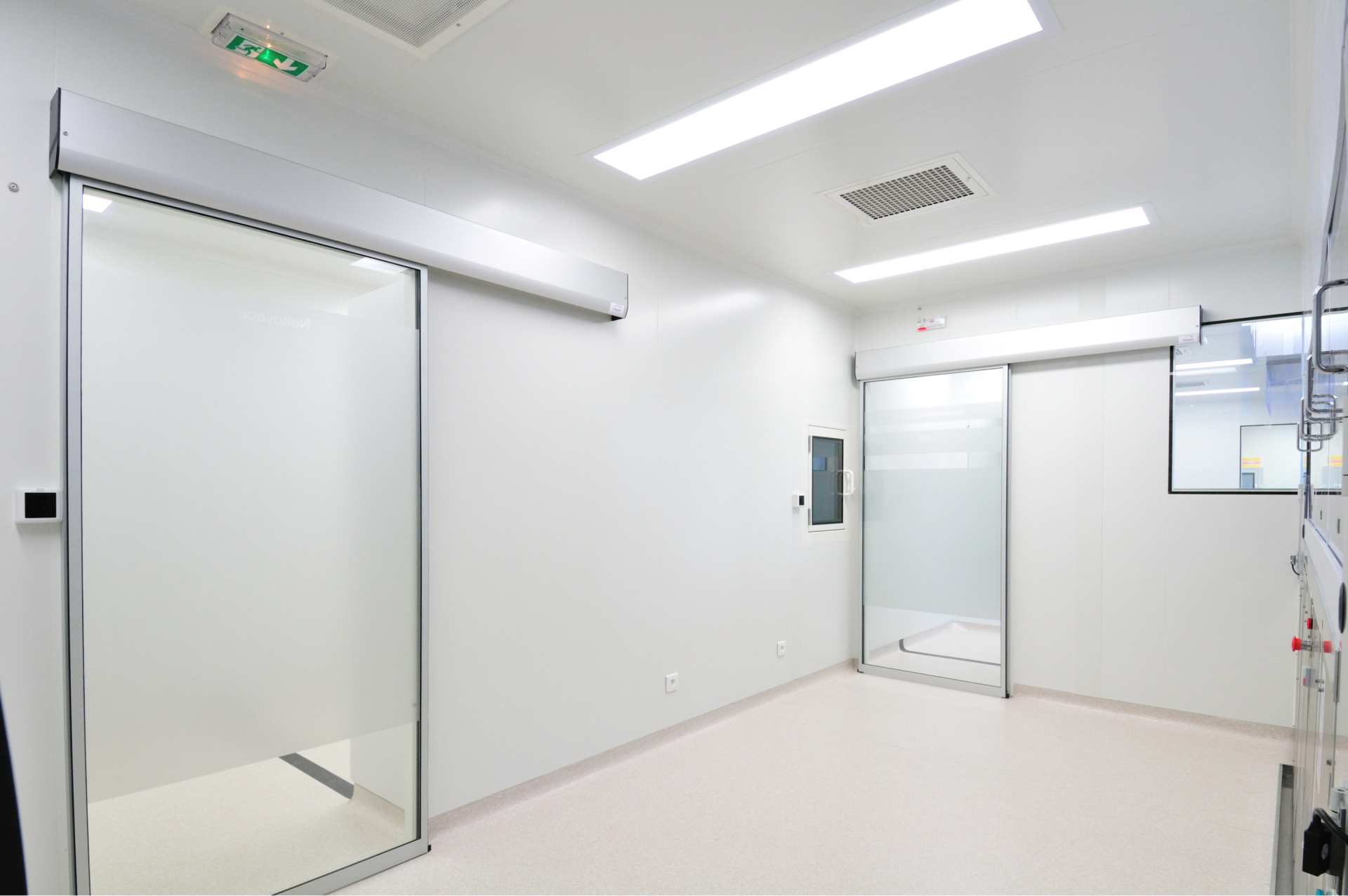 Deux employé du groupe Pi Install dans une chambre froide
